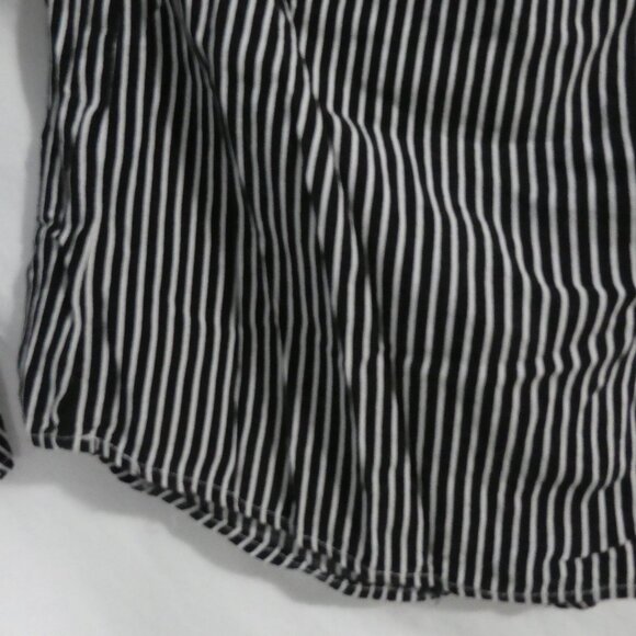 STREETWEAR SOCIETY | medium | Black and White Off The Shoulder Shirt - Picture 14 of 16